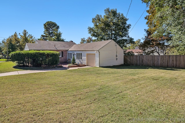 view of front of house with a front lawn and a garage