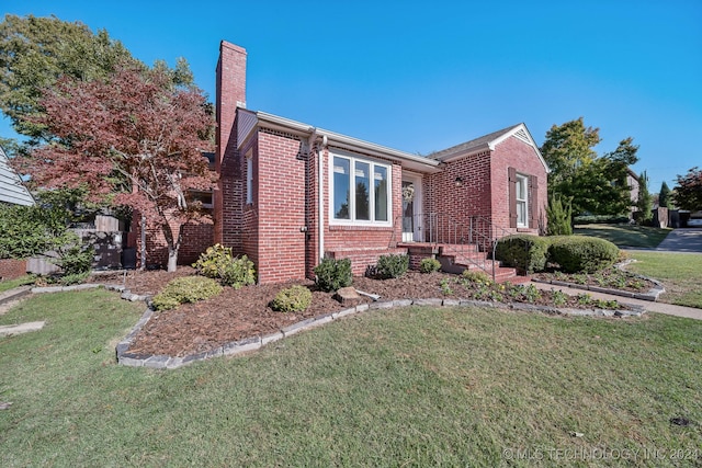 view of front of home featuring a front lawn