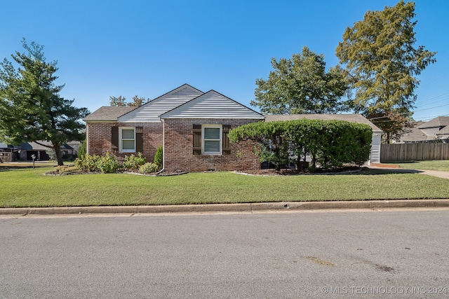 view of front of property with a front lawn