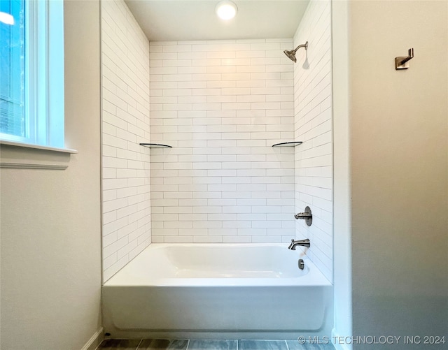 bathroom featuring tiled shower / bath combo