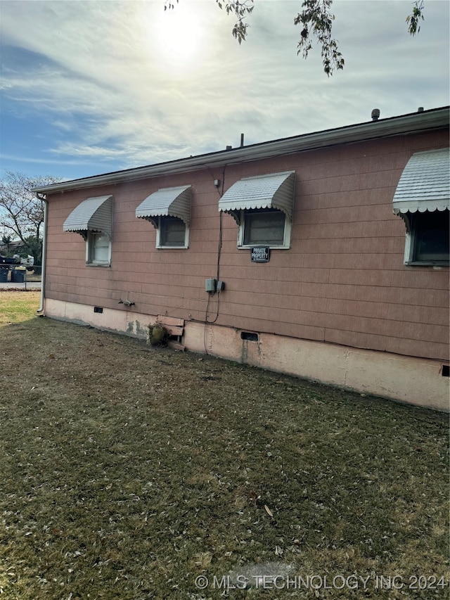 view of side of property featuring a yard