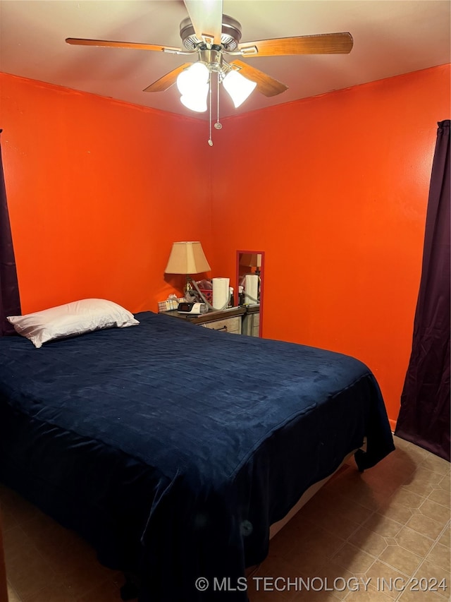 bedroom with ceiling fan