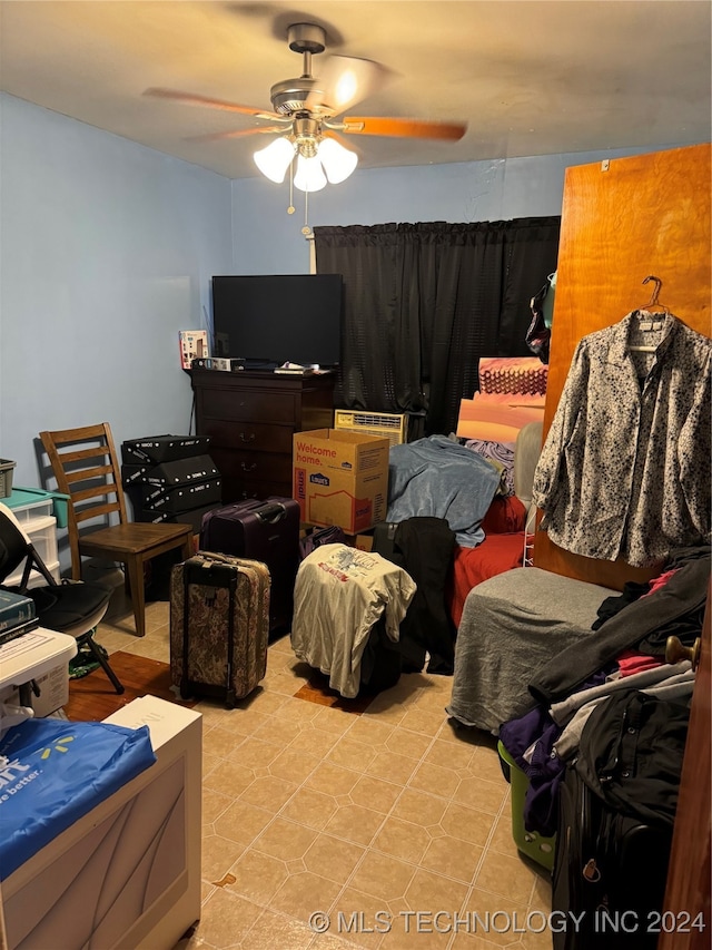 bedroom with ceiling fan