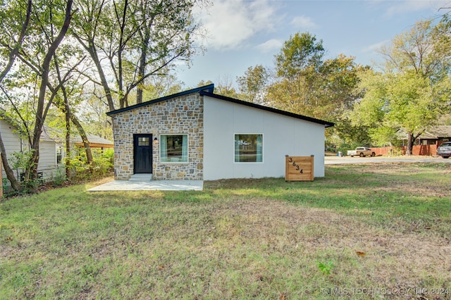 view of outdoor structure featuring a yard