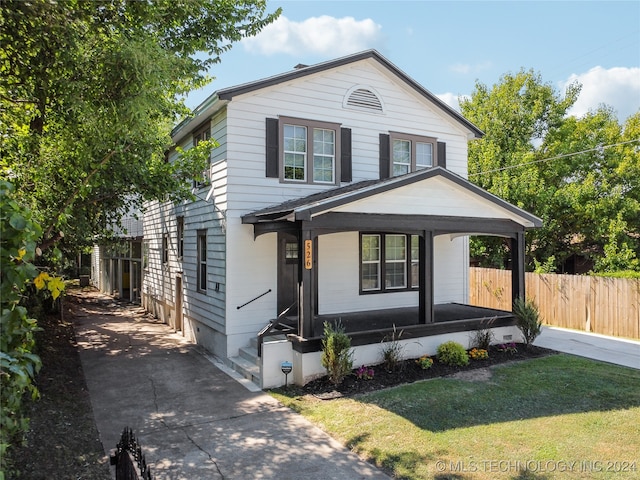 view of front of property featuring a front lawn and a porch