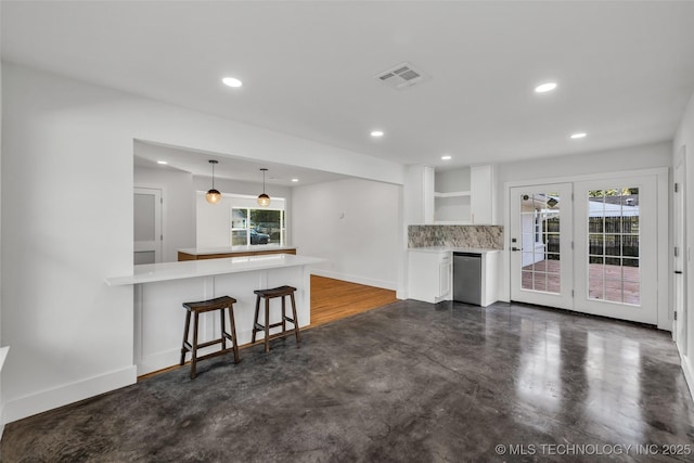 living area with recessed lighting, visible vents, concrete floors, and baseboards