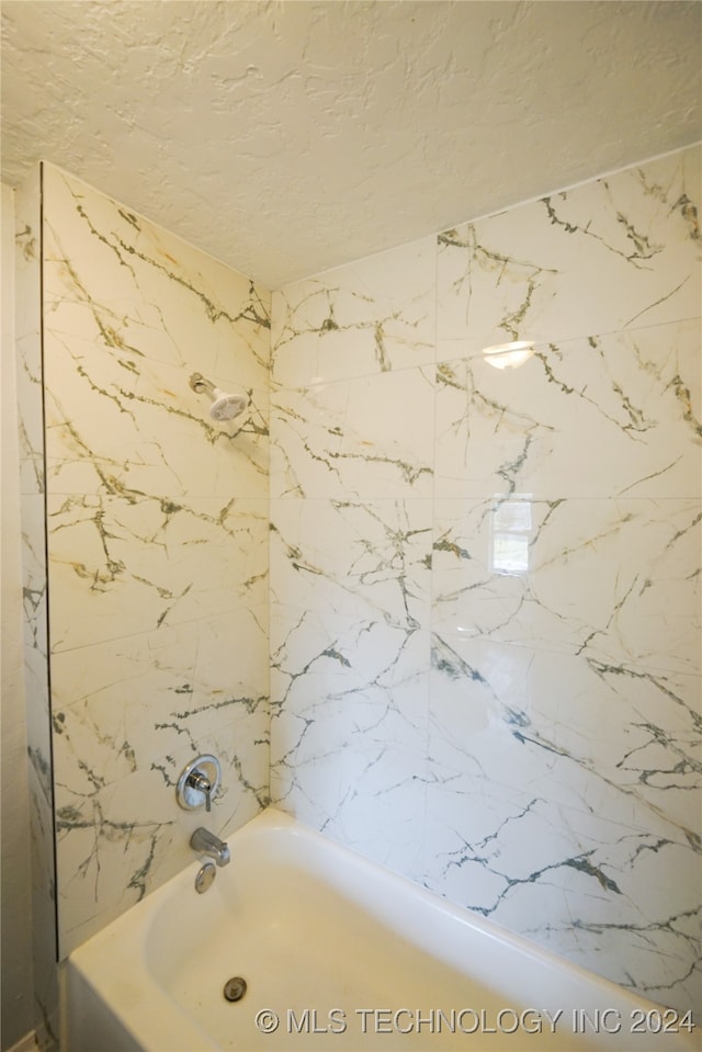 bathroom featuring tiled shower / bath