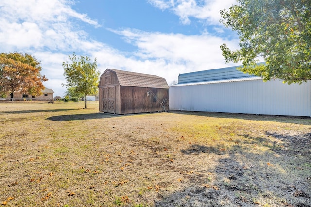 view of yard featuring an outdoor structure