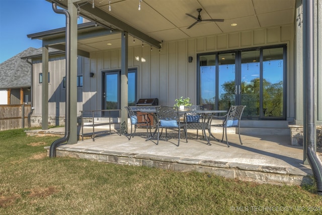 view of patio with ceiling fan