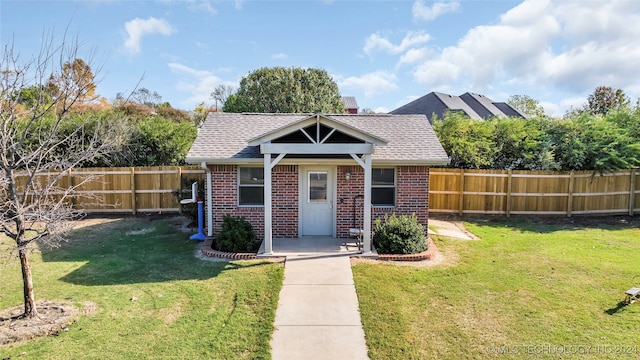 view of front of house with a front lawn