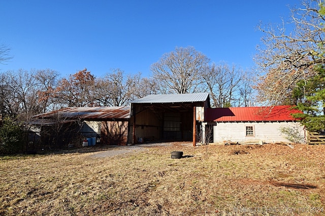 view of outdoor structure featuring a yard