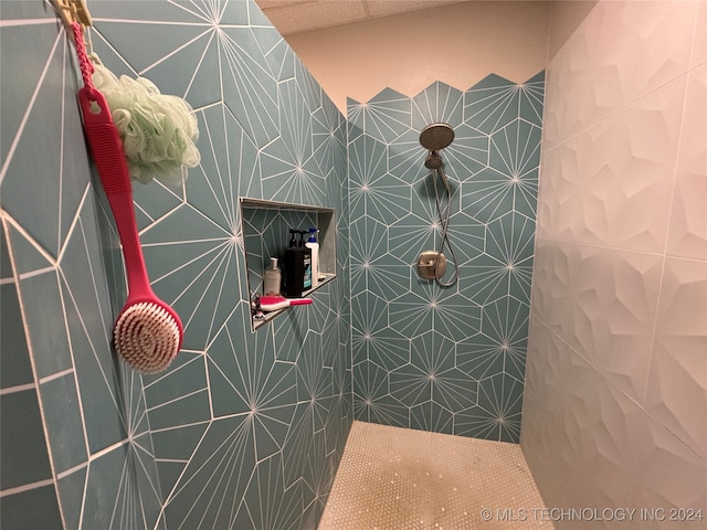 bathroom featuring a tile shower