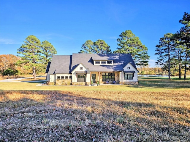 view of front of property with a front yard