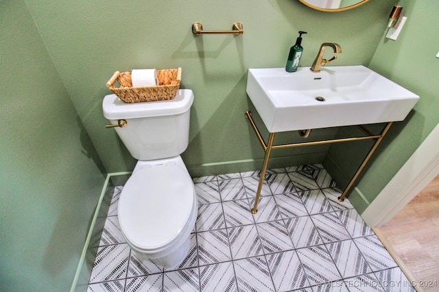 bathroom featuring toilet and sink