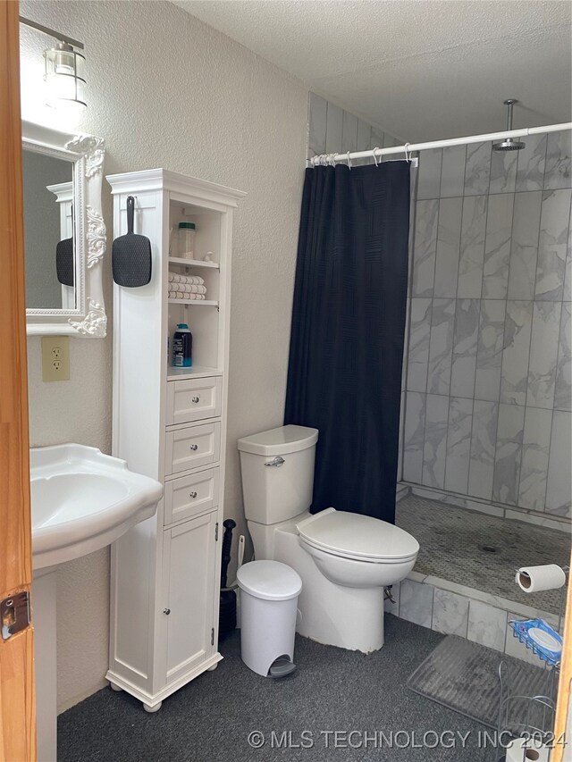 bathroom featuring walk in shower, a textured ceiling, and toilet