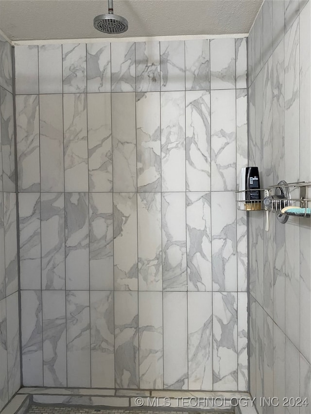 bathroom featuring tiled shower