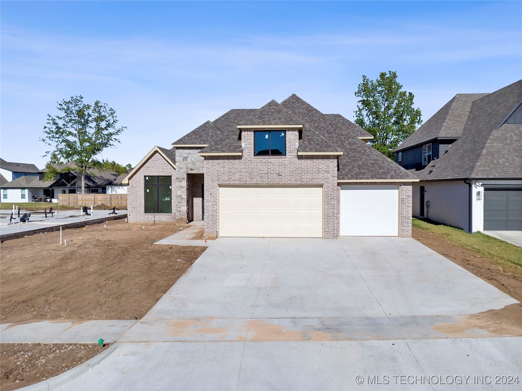 view of front facade featuring a garage