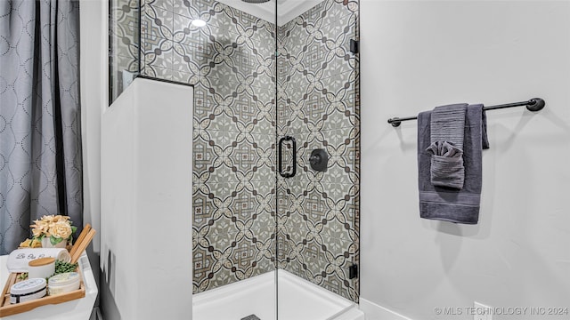 bathroom featuring a tile shower