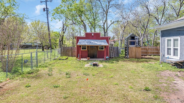 view of yard featuring a storage shed