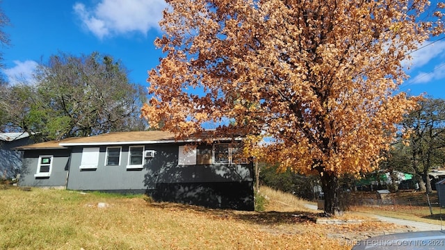 view of front of house with a front lawn