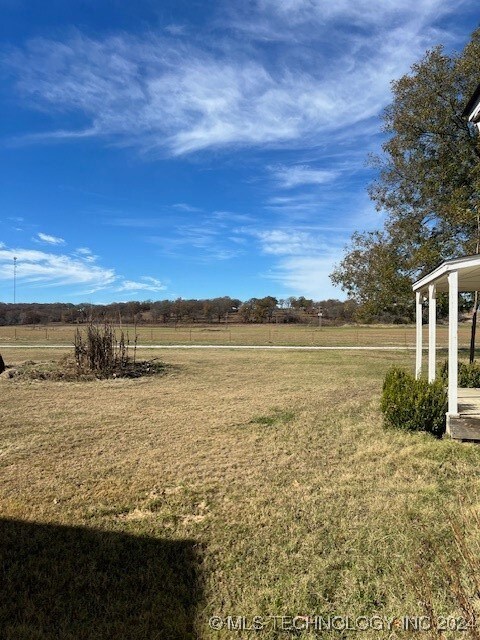 view of yard featuring a rural view