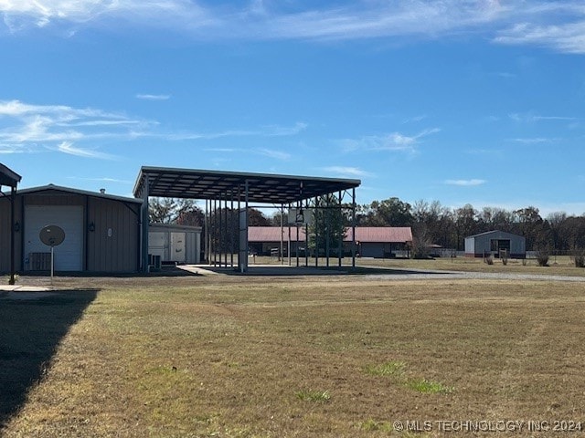 view of yard featuring a storage unit