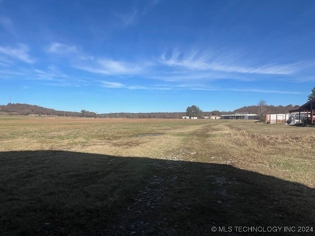 view of yard featuring a rural view