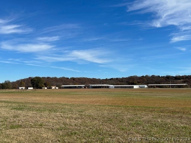 view of yard featuring a rural view