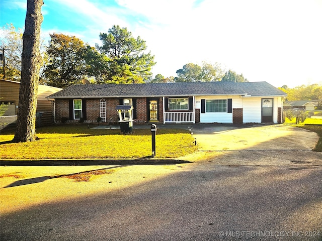 single story home featuring a front lawn