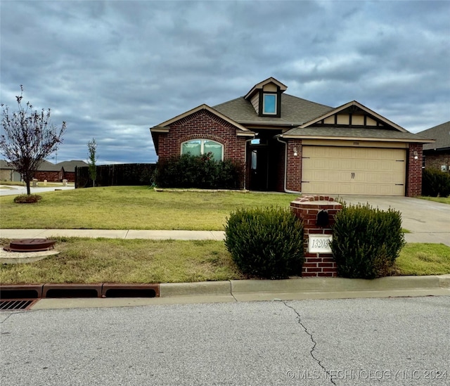 view of front facade featuring a garage and a front lawn