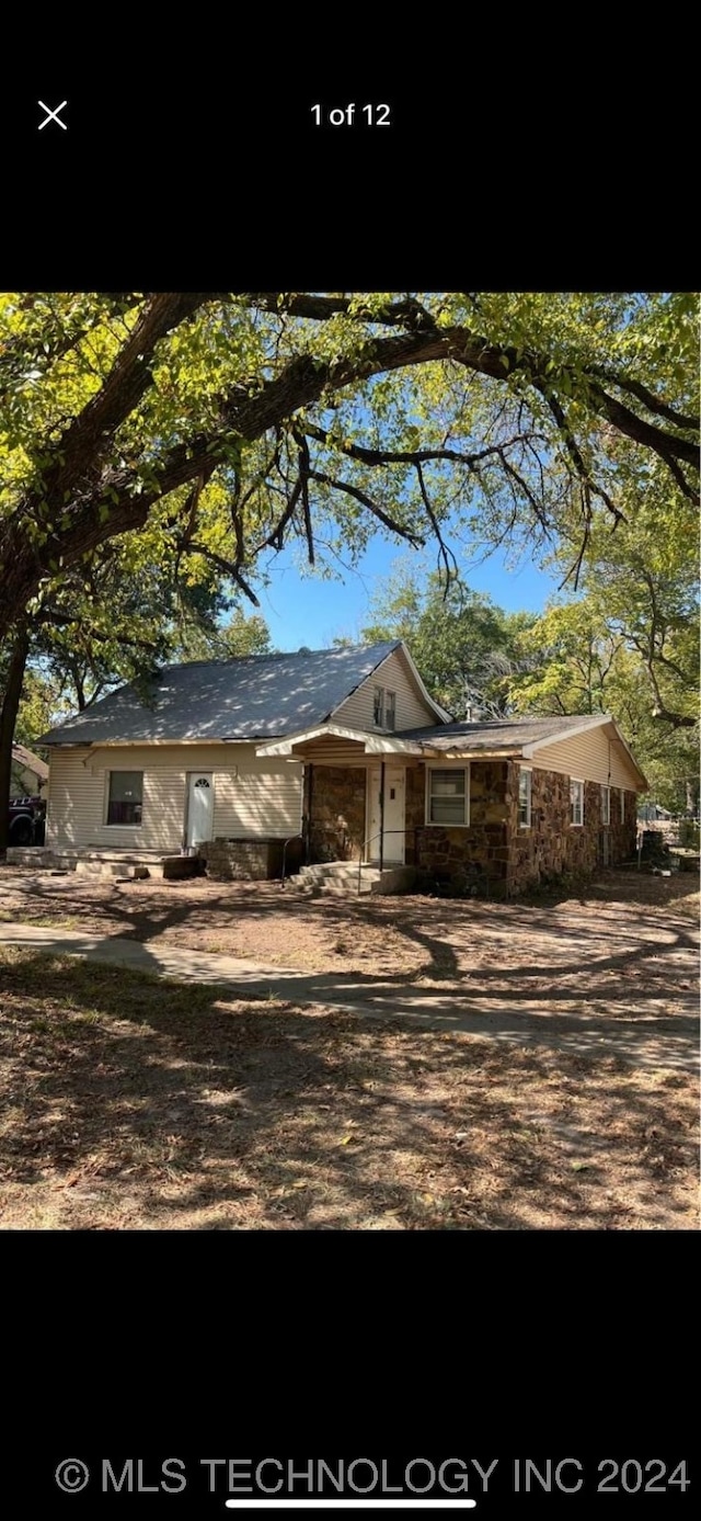 view of front of property