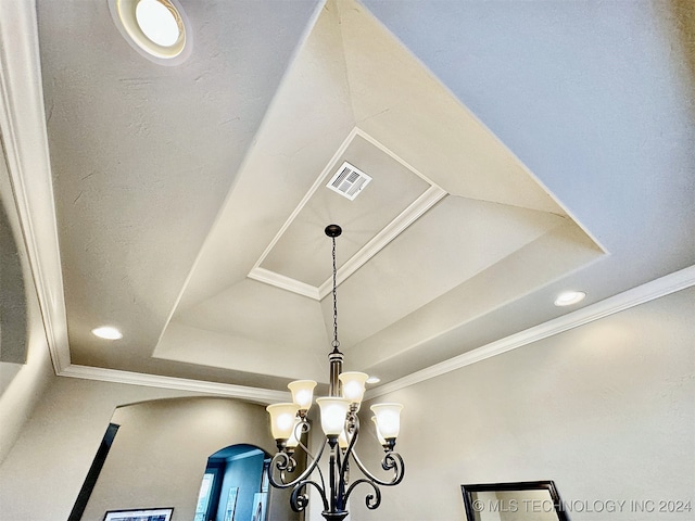 room details with crown molding and a notable chandelier