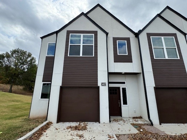 view of front facade featuring a front lawn and a garage