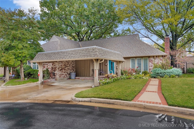 view of front facade featuring a front lawn and a carport