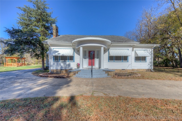 view of front of property with a front lawn