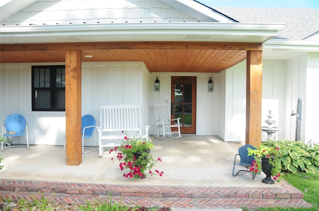 property entrance featuring a porch