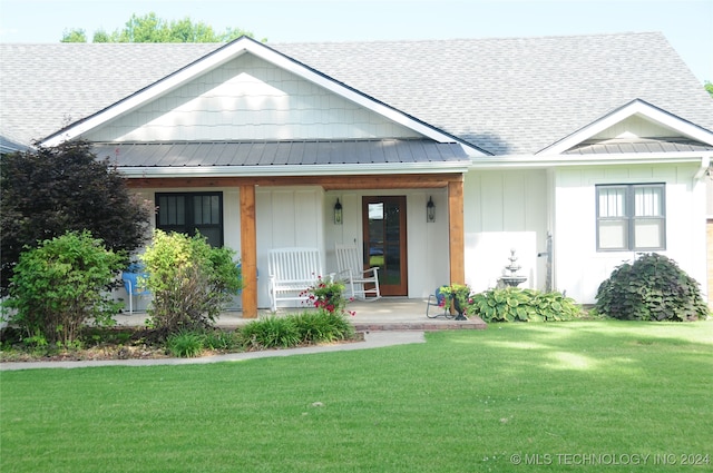 view of front of property with a front lawn and covered porch