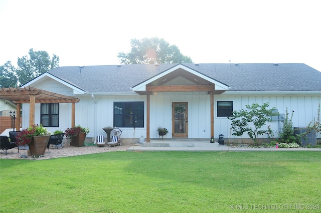 view of front of house featuring a front yard and a pergola