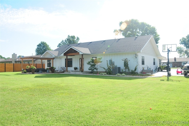 view of front of home featuring central AC unit and a front yard