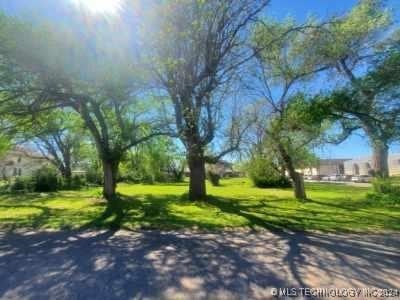 Listing photo 2 for 501 S 2nd St, Okemah OK 74859