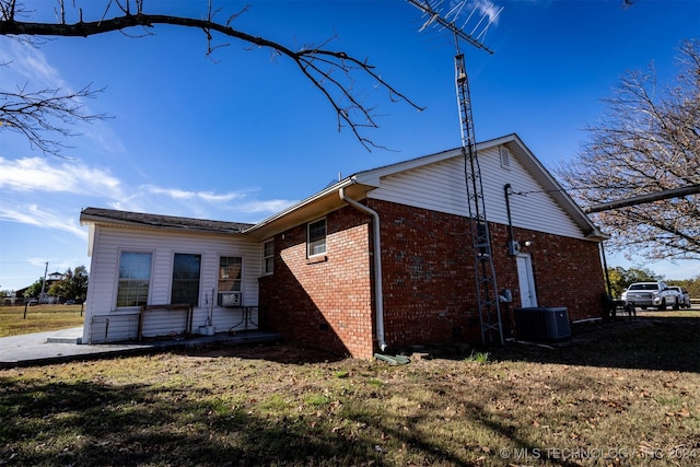 815 S Oak Grove Rd, Cushing, OK 74023 - view of home's exterior featuring brick siding and a yard