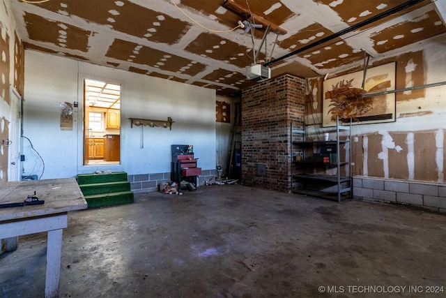 815 S Oak Grove Rd, Cushing, OK 74023 - garage featuring a garage door opener