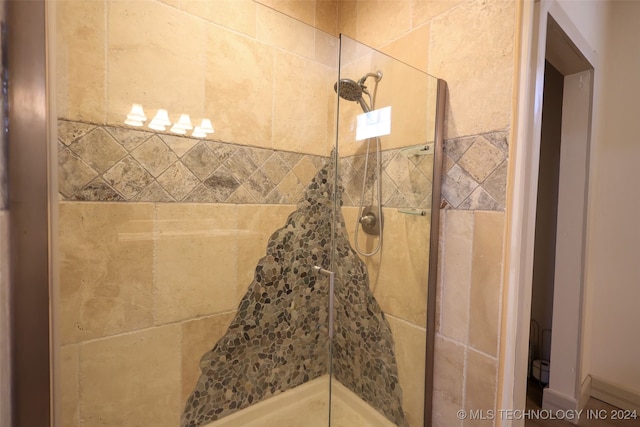 bathroom featuring a tile shower