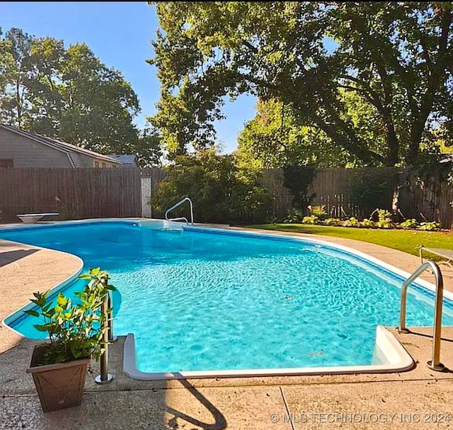 view of swimming pool