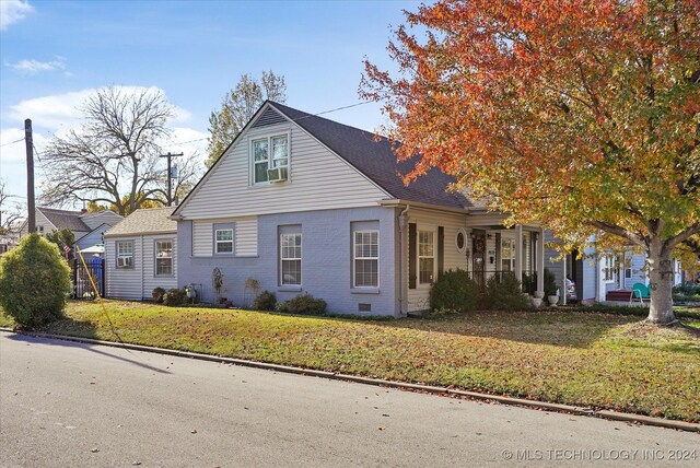 view of front of property with a front lawn