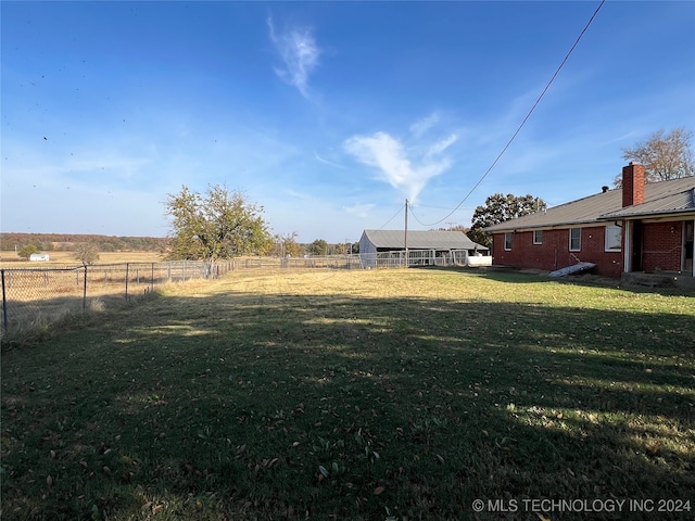 view of yard featuring a rural view