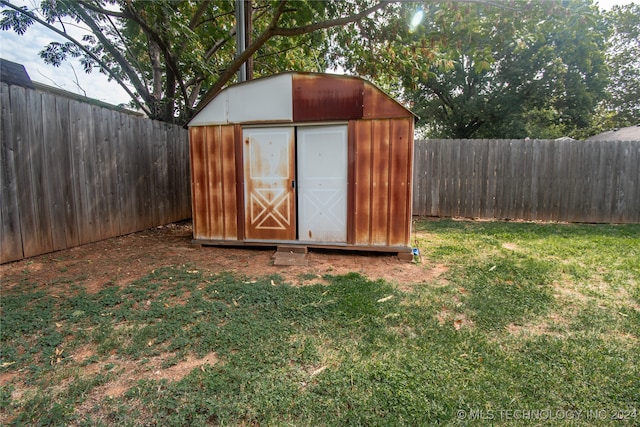 view of outdoor structure with a yard