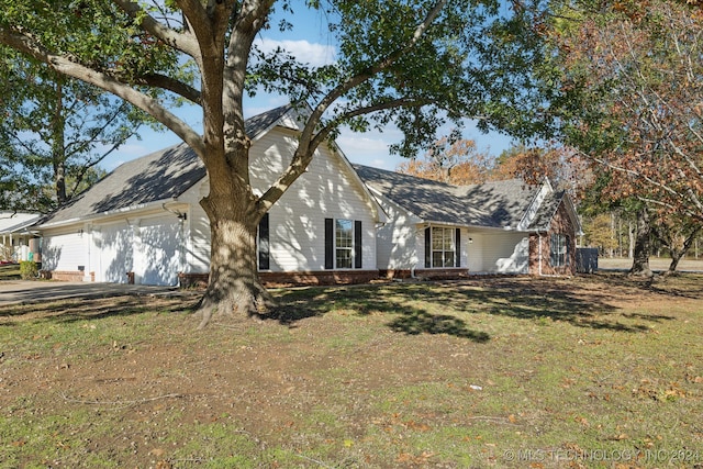 view of front of home featuring a garage and a front lawn