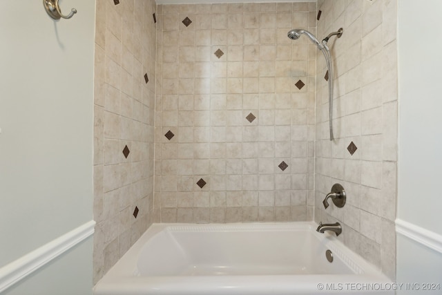 bathroom featuring tiled shower / bath combo