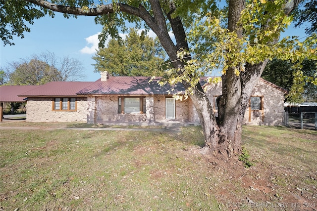 view of front facade featuring a front yard